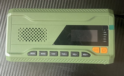 Radio awaryjne solarne AWARIO — widok z przodu, panel sterowania i głośnik